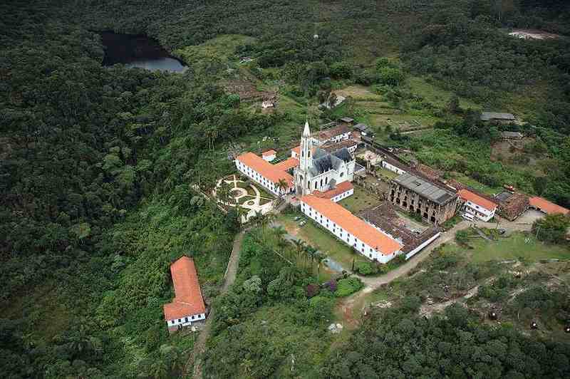 “Só o Caraça paga toda a viagem a Minas". Essa frase do imperador Dom Pedro II resume em poucas palavras o encantamento que turistas e visitantes têm ao conhecer o Santuário do Caraça, destino conhecido mundialmente pela riqueza ambiental, cultural, religiosa e gastronômica.