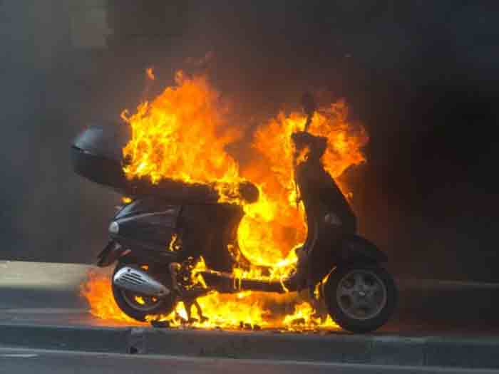 Kochi: Scooter caught fire while running, Kochi, News, Scooter, Fire, Accident, Police, Insurance, Kerala