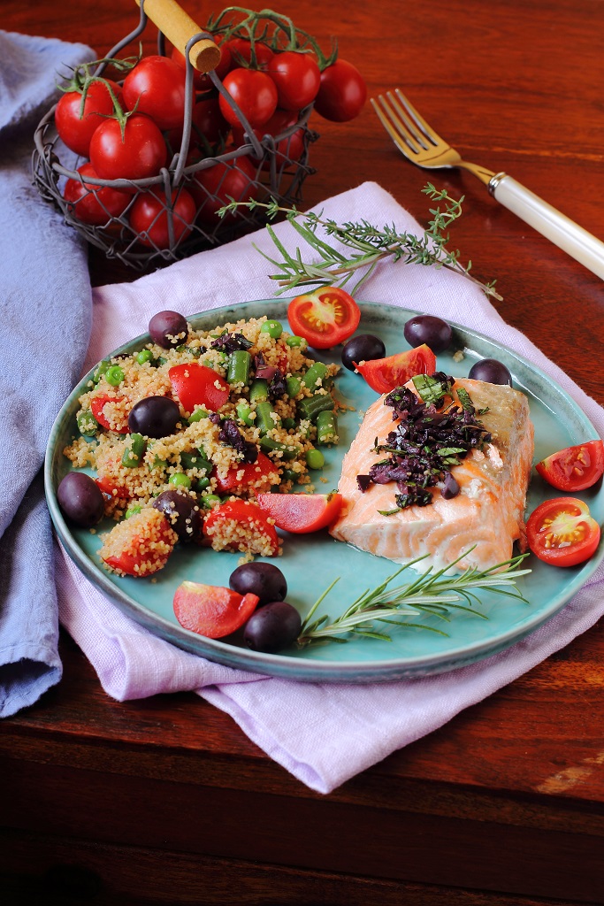 Cous cous con verdure ed erbe aromatiche e trancio di salmone al forno con pesto di olive nere