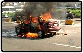 Dois carros pegam fogo em Salvador