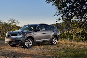 Front 3/4 view of 2018 Volkswagen Atlas