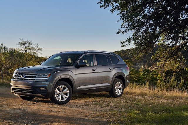 Front 3/4 view of 2018 Volkswagen Atlas