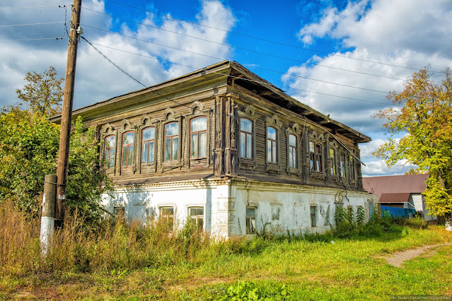 Старый полукаменный дом за зарослями