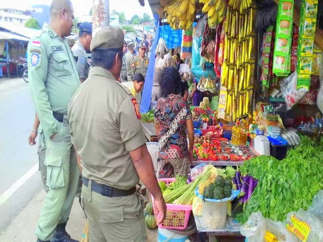 Satpol PP MTB Tertibkan Pedagang Pasar Lama Saumlaki