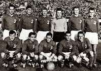 SELECCIÓN DE FRANCIA - Temporada 1960-61 - Wendling, Marcel, Bieganski, Taillandier, Rodzik y Lucien Muller; Wisnieski, Ujlaki, Kopa, Piantoni y Jean Vincent - SUECIA 1 (Torbjorn Jonsson) FRANCIA 0 - 30/10/1960 - Partido internacional amistoso - Solna, Suecia, estadio Rasunda