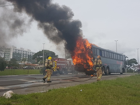SOBRADINHO: Ônibus com 34 passageiros pega fogo na BR-020; ninguém ficou ferido