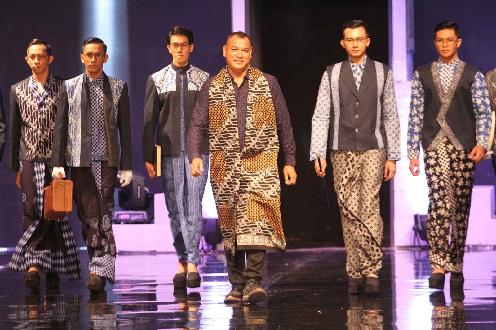  Desain Baju Batik Fashion Show  Klopdesain
