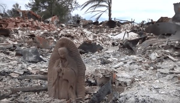 Estatua de la Virgen María lo único que quedó de pie después de Harvey.