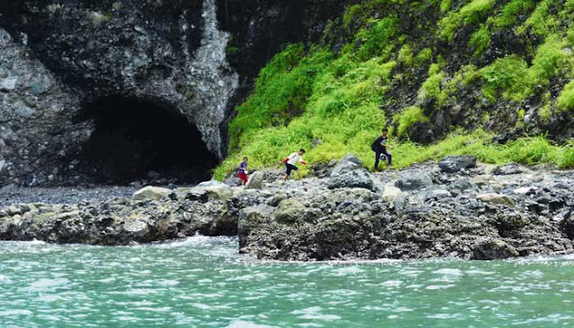 Menjelajahi Dua Gua Laut Di Sukabumi