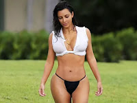 Kim Kardashian plaj da giydiği ipli bikini stili.