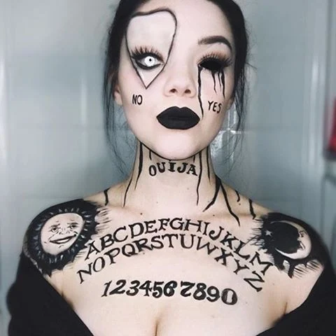 Chica con tatuaje de Ouija