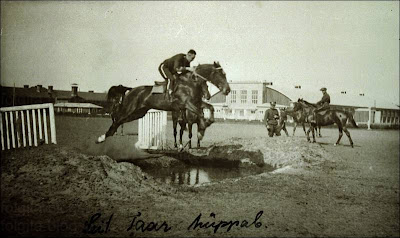 Leitnant Taar hüppab. Coll. Leppik. Tartu ratsarügement u 1939.