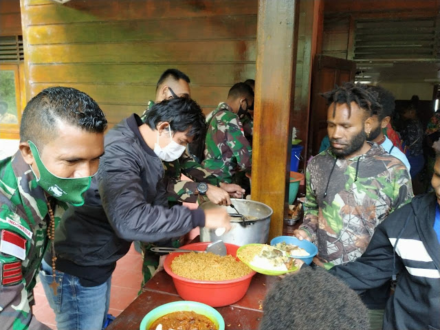 Peduli Dengan Sesama, Satgas Pamrahwan Yonif 756/WMS Pos Banti Bagikan Makanan pada Masyarakat