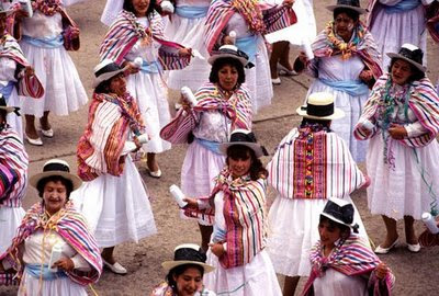 Mujeres con talco en la mano en el Carnaval de Ayacucho