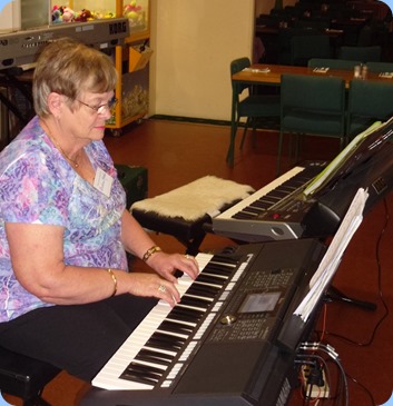 Barbara McNab playing the Yamaha PSR-950 at the Raglan Club Happy Hour.