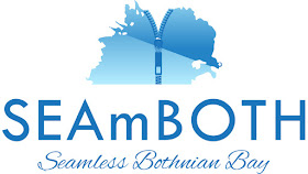 Logon englannin kielinen versio jossa seamboth tekstin alla lukee Seamless Bothnian Bay. 