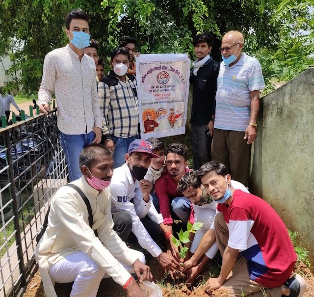 विद्यार्थी परिषद के कार्यकर्ताओं ने चंद्रशेखर आजाद के जयंती पर महाविद्यालय में किया पौधारोपण