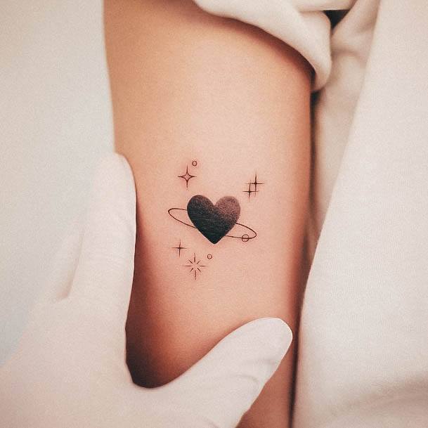 70 tatuagens femininas inspiradas no espaço!