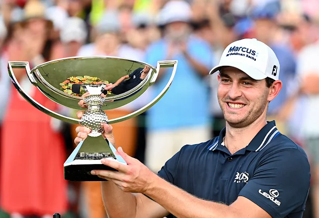 Cantlay sorri e ergue o troféu da FedEx Cup