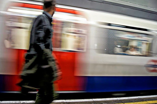 Persona en el metro de Londres