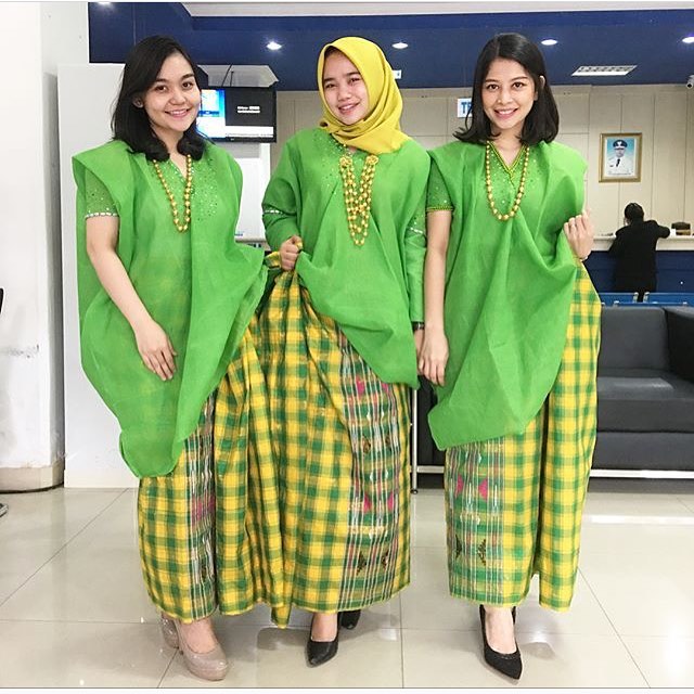 BAJU ADAT 34 PROPINSI hub. Hp & WA 081297046330: Sewa baju Makassar