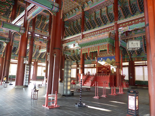 Palacio Gyeongbokgung:Interior del Geunjeongjeon Hall