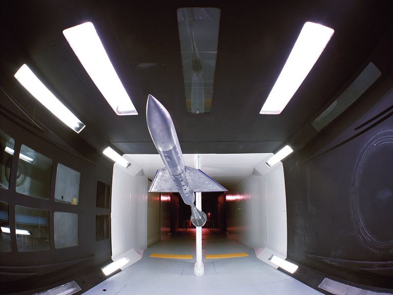 wind_tunnel_test_chamber_with_model