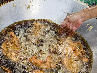 Menggoreng ayam dengan tangan kosong