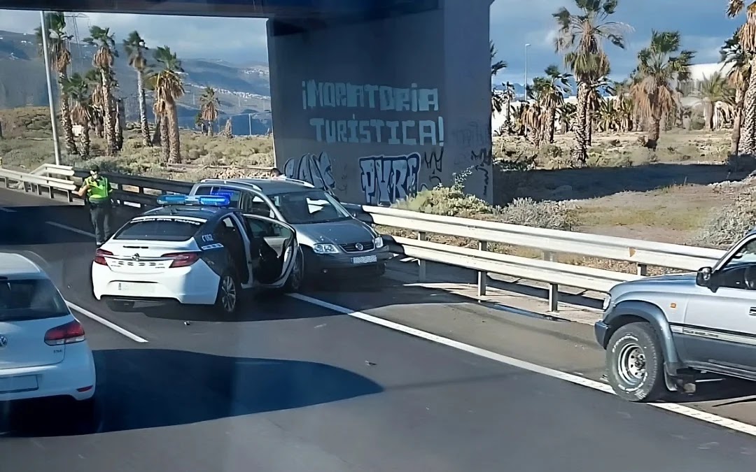 Imagen del accidente y del vehículo implicado (Foto: Incidencias Tenerife).