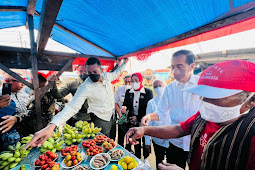 Kunjungi Pasar Olilit, Jokowi Sebut Masyarakat Penerima BLT dapat di Pakai Sebagai Modal Usaha 