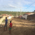 Prefeito visita obra de terraplanagem do conjunto do campo