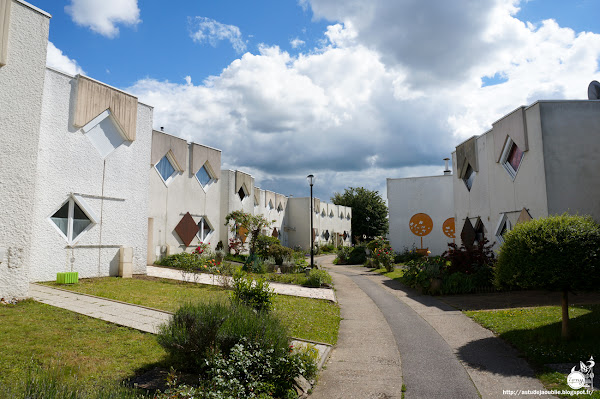 Elancourt - Résidence du Pré-Yvelines, Pistons et Cylindres. Maisons OCIL  Architectes: Philippe et Martine Deslandes  Projet / Construction: 1969 - 1973    200 maisons: 81 "Pistons" et 119 "Cylindres"