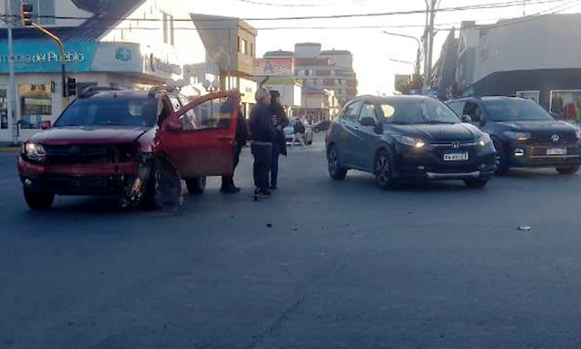 Esta mañana, en la intersección de la Avenida San Martín y Fagnano en Río Grande, dos automóviles chocaron sin dejar heridos. Detalles del incidente y la situación de los conductores.