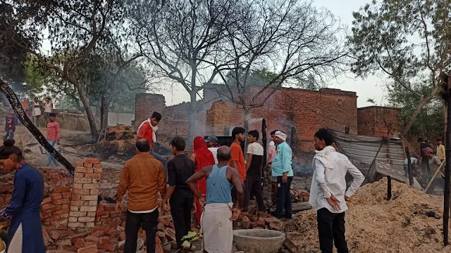 Chandauli News : आग लगने से सगे भाइयों की गृहस्थी हुयी खाक