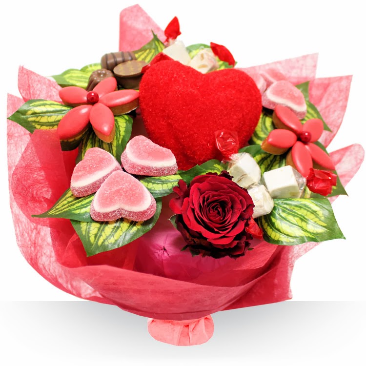 Bouquet gourmand dédié aux amoureux, avec son cœur à offrir entouré de gourmandises : chocolats, calissons, cœurs de bonbon, Nougat. Sa jolie rose rouge ajoute une touche romantique dans cette composition qui promet une Saint-Valentin gourmande et sucrée.