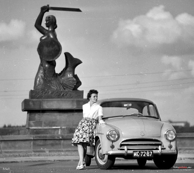 Syrena Syrenka FSO Warszawa Polska zdjęcia retro czarno białe vintage stara Warszawa Powiśle motoryzacja kobiety