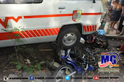 Mobil Ambulans di Jember Tabrak 4 Motor, Sembilan Orang Terluka