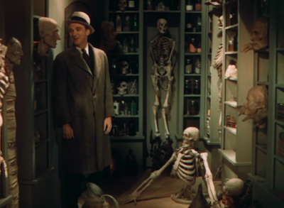 Lee Tracy in a room full of bones and skeletons in Doctor X (1932)