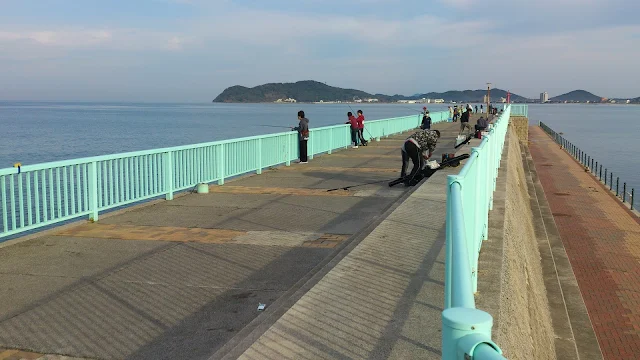 福間漁港海浜公園から巨大防波堤に上がる