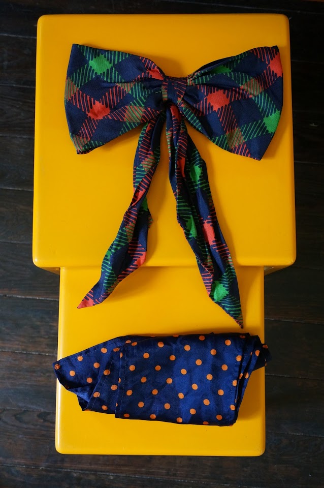 noeud et un foulard à pois  checked silk bow 1960s 60s 1970s 70s blue  orange polka dot scarf