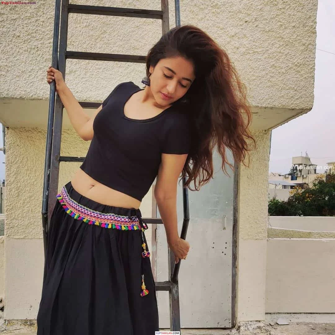 Poonam Bajwa Hot Navel Images-Sexy Photos