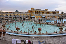 Budapest Les Bains Szechenyi au mois d'Octobre bassdin à 36°