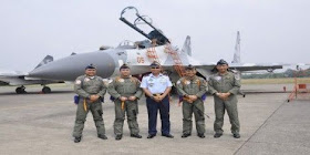 Komandan Lanud Halim Marsma TNI A. Adang Supriyadi, SE saat foto bersama dengan para penerbang pesawat tempur Sukhoi.