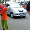 Baru Menjawat Jawatan Pengarah, Perempuan Ini Menghina Seorang Renta Tukang Sapu. Tetapi Beliau Dikejutkan Apabila…