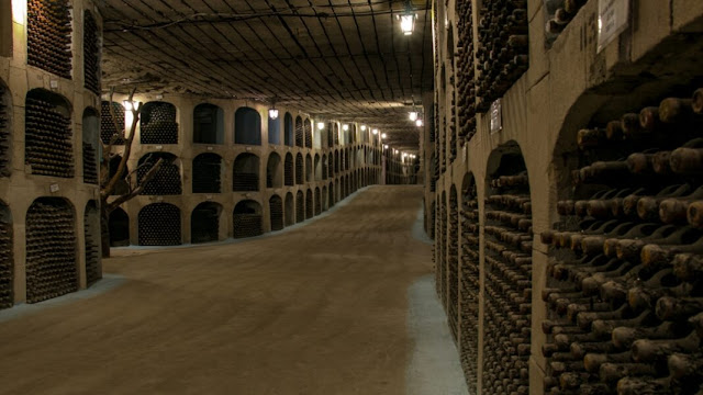 Το μεγαλύτερο κελάρι του κόσμου είναι… μια ολόκληρη υπόγεια “πόλη” – Κάτω από το έδαφος φιλοξενεί 2 εκατ. μπουκάλια κρασί!