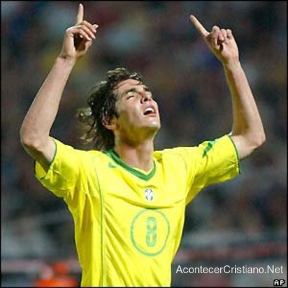 Kaká celebrando un gol señalando al cielo