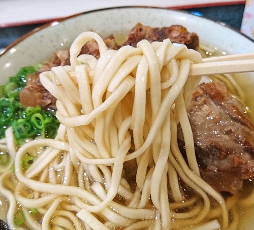 あぐー豚の軟骨ソーキそばの麺の写真