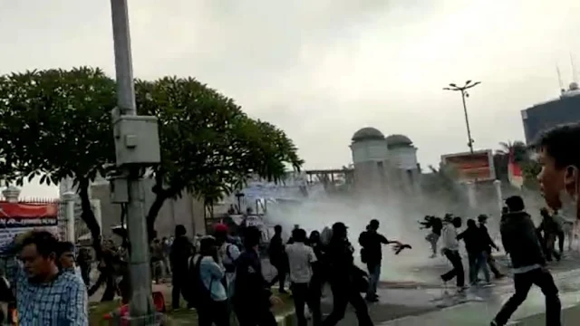 Demo di Depan DPR Berakhir Ricuh, Batu dan Botol Berterbangan