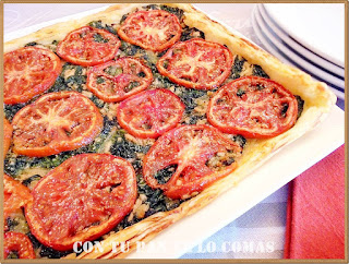 Hojaldre de espinacas y atún con tomates