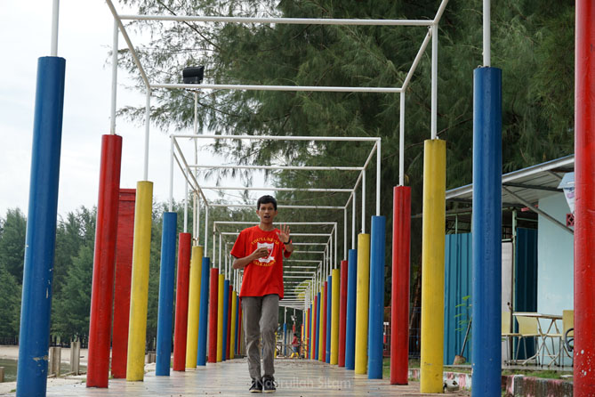 Tiang warna-warni di jogging track